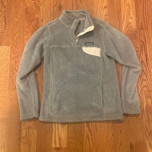 Patagonia fleece pullover, size XS, Color light grey.
